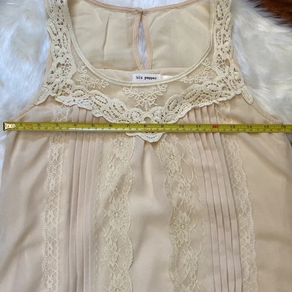 Beautiful nude coloured dress in size S - Picture 5 of 11